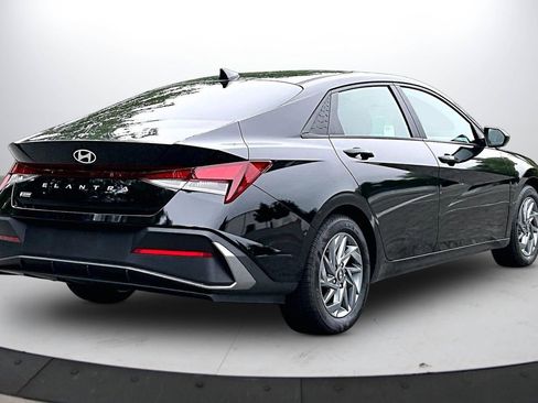 Used 2024 Hyundai Elantra SEL FWD image 9