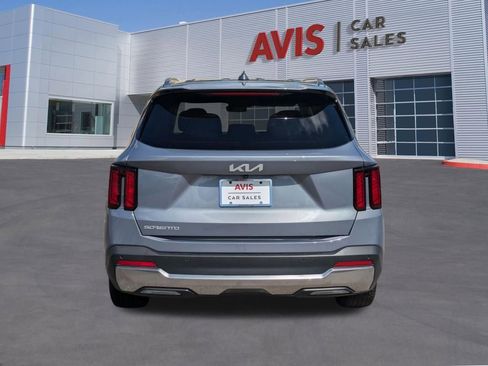 Used 2024 Kia Sorento S image 7