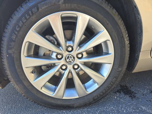 Used 2015 Toyota Camry XLE image 36