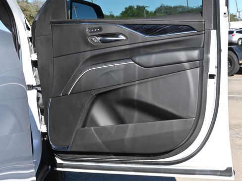 Used 2023 Cadillac Escalade Sport w/ LPO, ONYX Package image 28