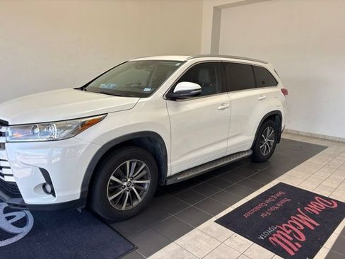 Used 2017 Toyota Highlander XLE FWD image 2