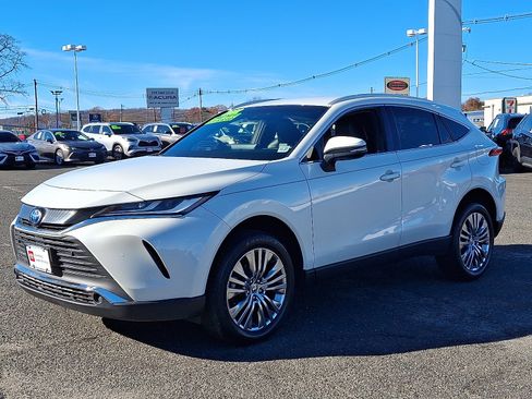 Certified 2022 Toyota Venza XLE image 3