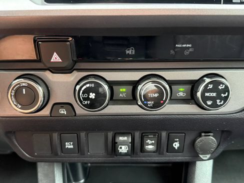 Used 2018 Toyota Tacoma TRD Off-Road AWD/4WD image 18