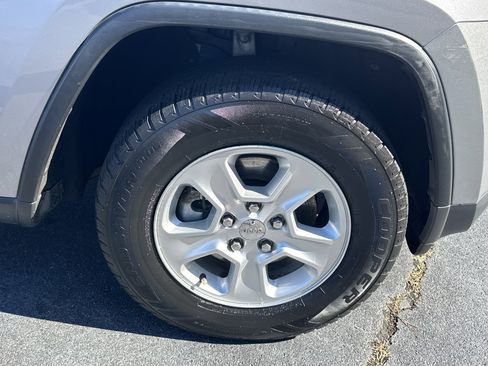 Used 2016 Jeep Grand Cherokee Laredo image 14