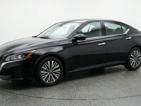 Used 2025 Nissan Altima 2.5 SV FWD image 3