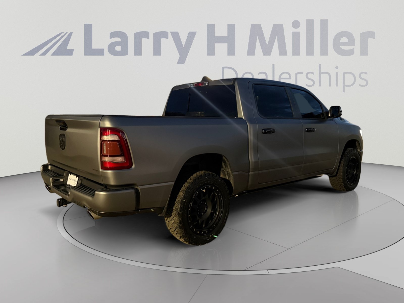 Used 2023 RAM 1500 Laramie AWD/4WD image 5