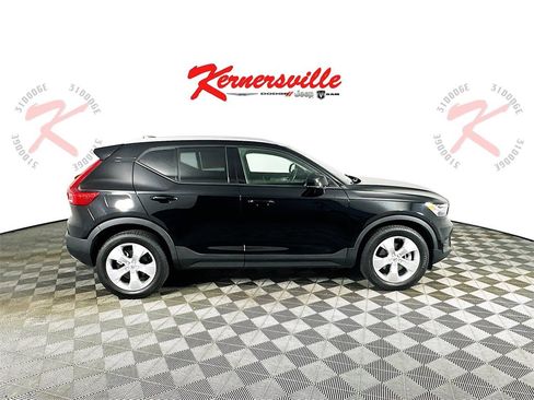 Used 2022 Volvo XC40 T4 Momentum image 8