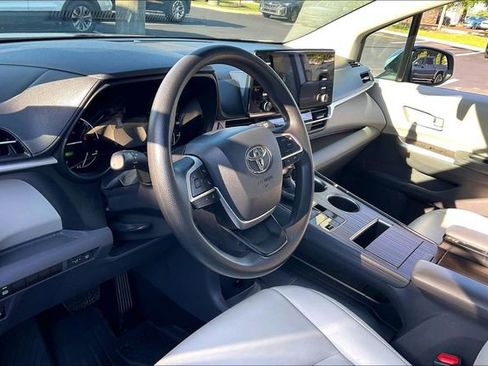 Used 2021 Toyota Sienna LE w/ LE Plus Package FWD image 14