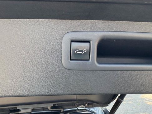 Used 2021 Toyota Highlander Limited FWD image 20