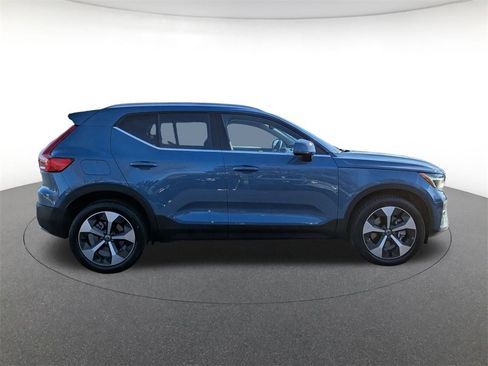 Used 2025 Volvo XC40 B5 Plus image 4