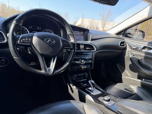 Used 2017 INFINITI QX30 Premium image 23