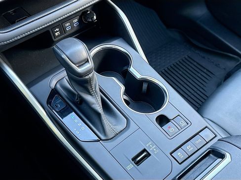 Used 2022 Toyota Highlander XLE image 16