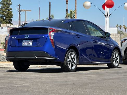 Used 2016 Toyota Prius Three Touring w/ Preferred Accessory Package FWD image 3