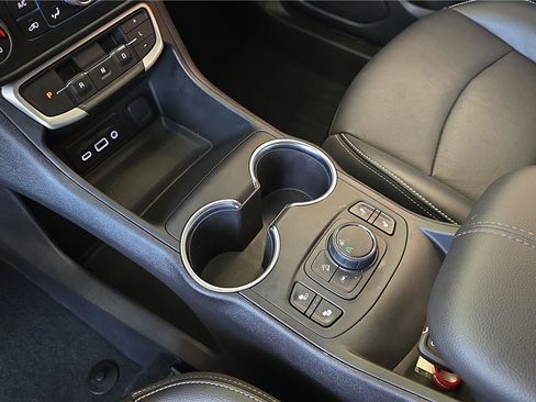 Used 2023 GMC Terrain SLT FWD image 23