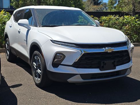 Used 2025 Chevrolet Blazer LT AWD/4WD image 2