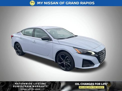 New 2026 Nissan Altima 2.5 SR AWD/4WD image 8