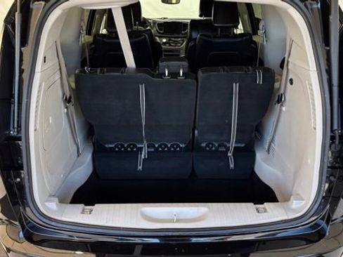 Used 2024 Chrysler Pacifica Select image 4