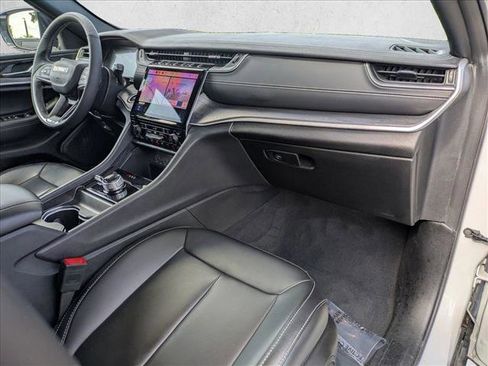 Used 2025 Jeep Grand Cherokee Limited w/ Black Appearance Package image 21