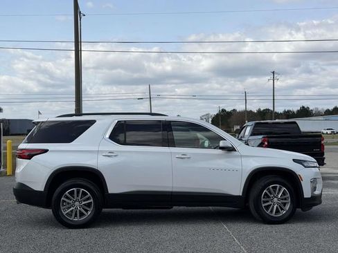 Used 2023 Chevrolet Traverse LT image 3