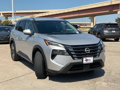 Used 2025 Nissan Rogue SV FWD image 3