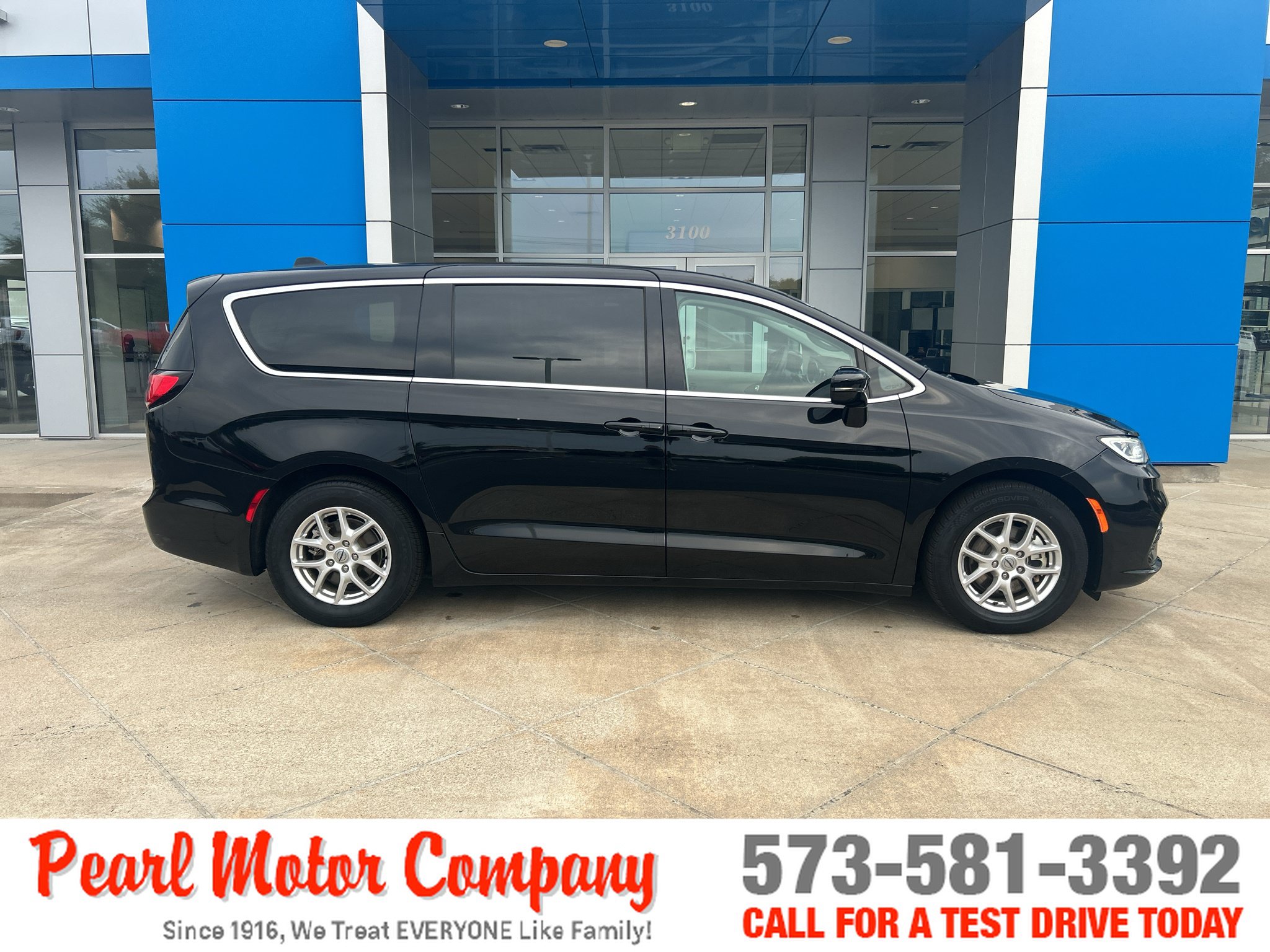 Used 2024 Chrysler Pacifica Touring-L FWD image 3