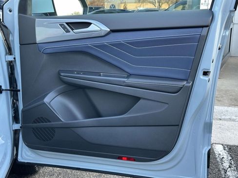 Certified 2025 Volkswagen Taos SEL image 9