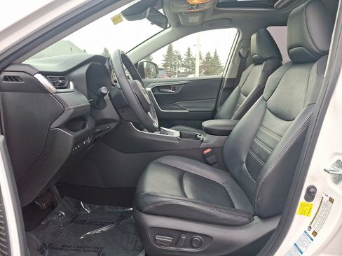 Used 2020 Toyota RAV4 XLE Premium image 13