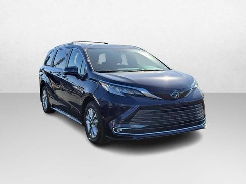 Used 2025 Toyota Sienna Limited image 11