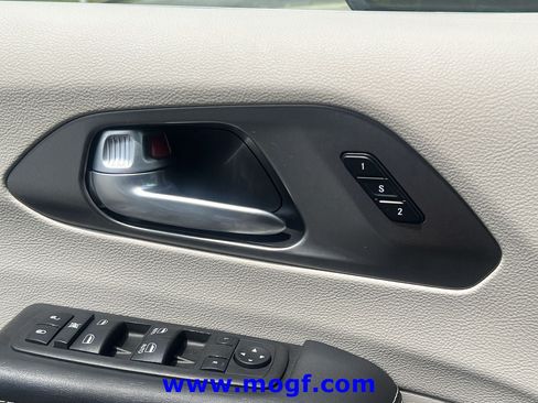 Used 2024 Chrysler Pacifica Touring-L FWD image 16