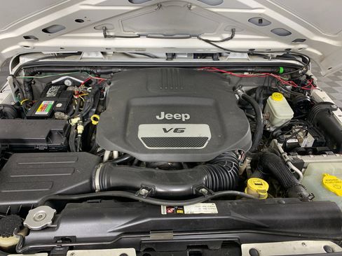 Used 2014 Jeep Wrangler Unlimited Sport w/ Max Tow Package AWD/4WD image 11