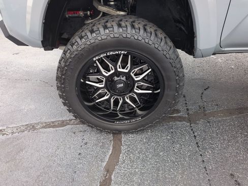 Used 2018 Toyota Tacoma TRD Sport AWD/4WD image 27