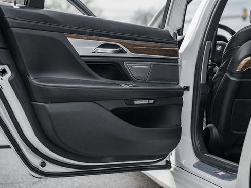 Used 2018 BMW 750i xDrive image 36