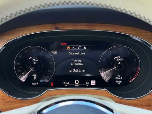 Used 2023 Bentley Bentayga image 18