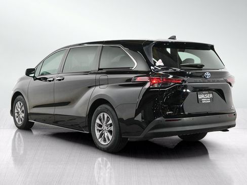 Used 2022 Toyota Sienna XLE AWD/4WD image 3