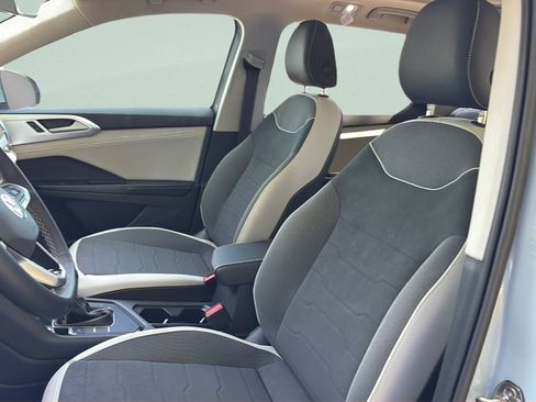 New 2026 Volkswagen Taos SE image 30