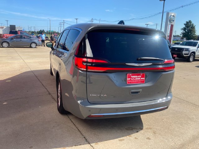 Used 2024 Chrysler Pacifica Touring-L FWD image 5