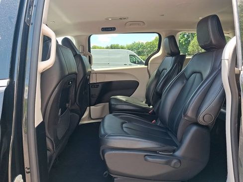 Used 2023 Chrysler Pacifica Touring-L FWD image 11