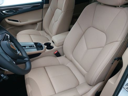 New 2026 Porsche Macan image 17