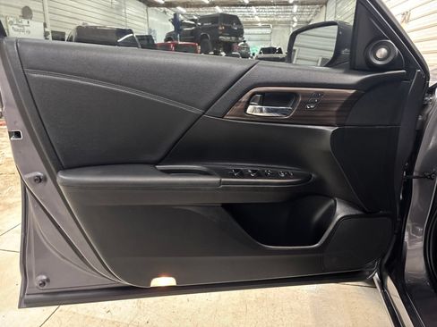 Used 2017 Honda Accord EX-L image 11
