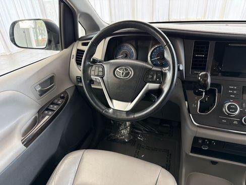 Used 2016 Toyota Sienna XLE w/ XLE Navigation Package FWD image 29