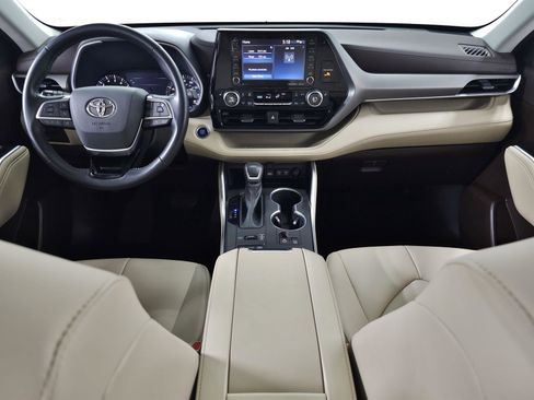 Used 2021 Toyota Highlander XLE AWD/4WD image 12