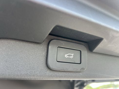 Certified 2025 Land Rover Discovery S AWD/4WD image 39
