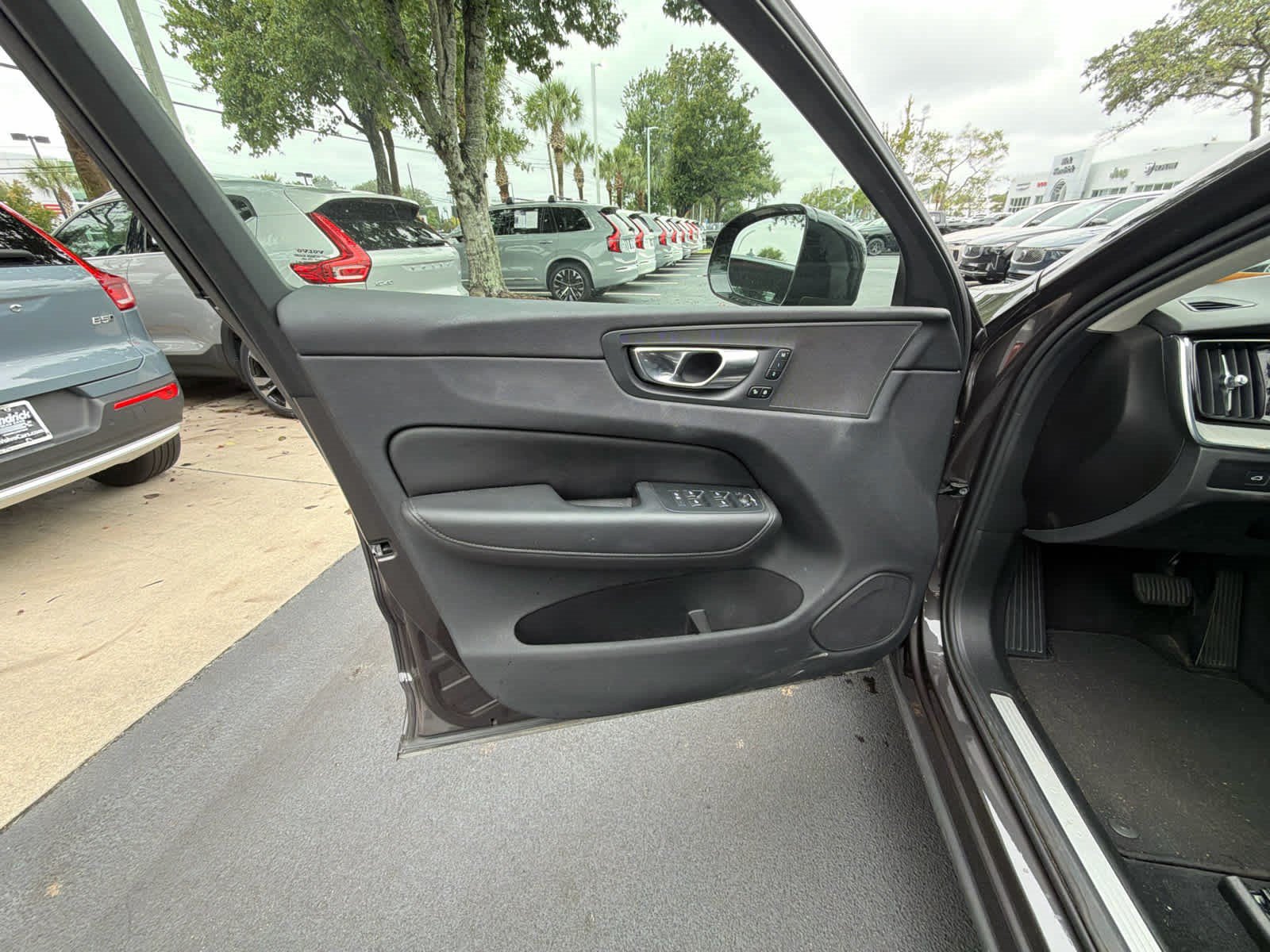 Certified 2025 Volvo XC60 B5 Plus AWD/4WD image 24