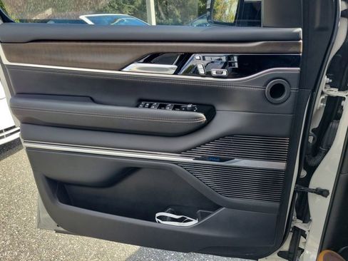 Used 2022 Jeep Grand Wagoneer Series II w/ Premium Group II image 37