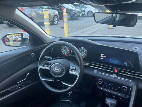 Used 2025 Hyundai Elantra SEL image 35