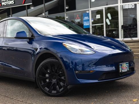 Used 2024 Tesla Model Y Long Range AWD/4WD image 3