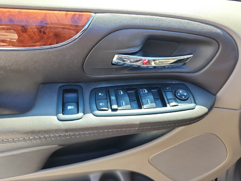 Used 2015 Chrysler Town & Country Touring-L w/ Driver Convenience Group FWD image 23