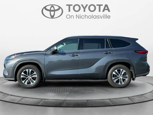 Used 2020 Toyota Highlander XLE AWD/4WD image 2