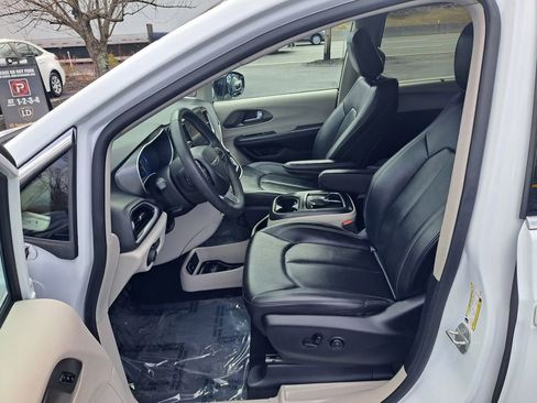 Used 2024 Chrysler Pacifica Touring-L image 10