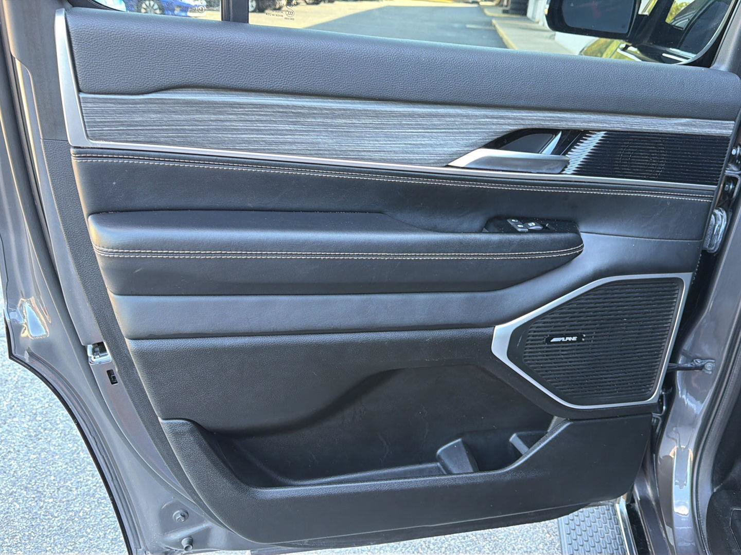Used 2024 Jeep Wagoneer Series II w/ Flexible Seating Group RWD image 19